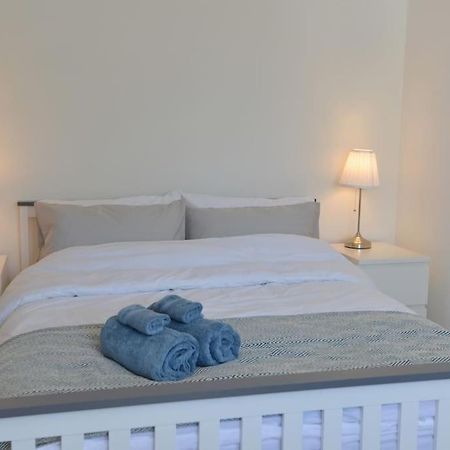 3-Bedroom Bungalow With Parking, Goldsithney, Penzance, Cornwall Perranuthnoe Bagian luar foto