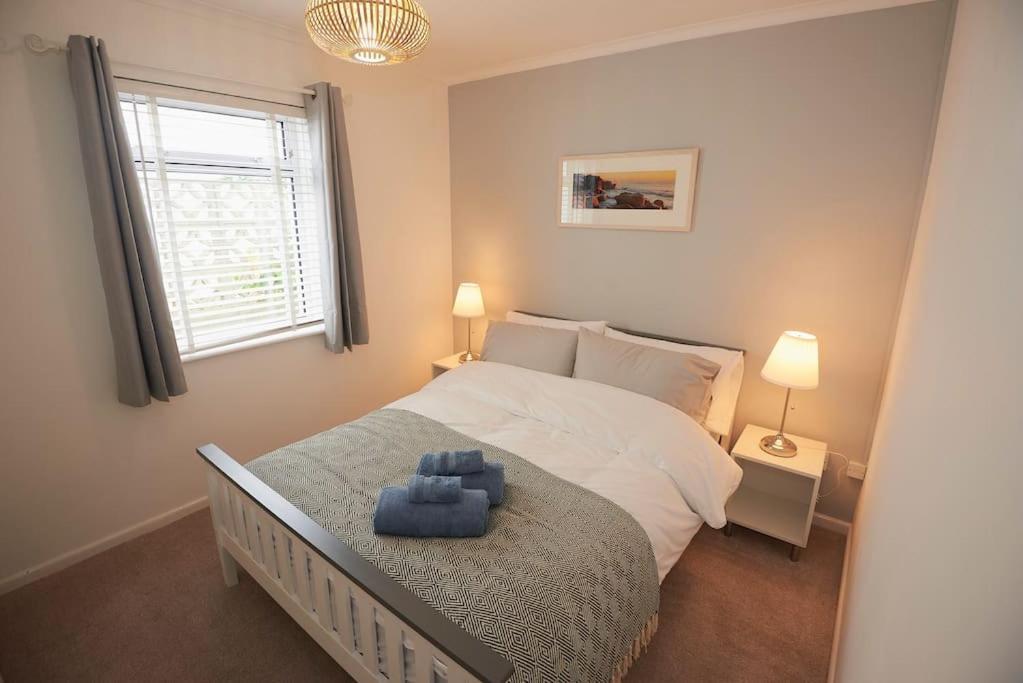3-Bedroom Bungalow With Parking, Goldsithney, Penzance, Cornwall Perranuthnoe Bagian luar foto