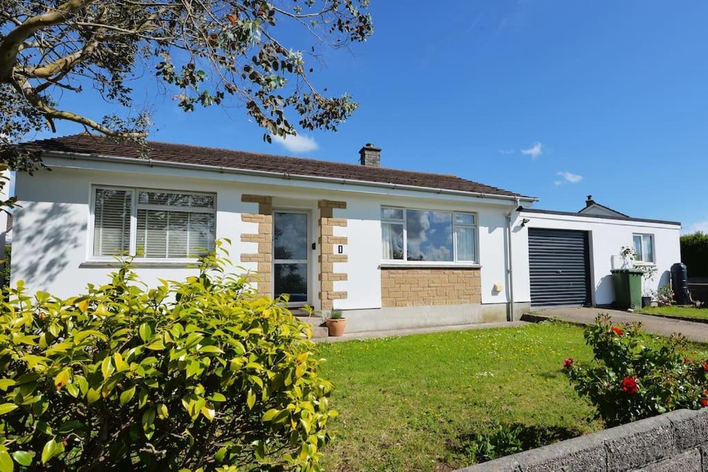 3-Bedroom Bungalow With Parking, Goldsithney, Penzance, Cornwall Perranuthnoe Bagian luar foto